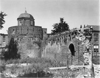 <p>De in 1457 tegen de bestaande stadsmuur gebouwde Bourgonjetoren op een foto uit 1958. </p>
